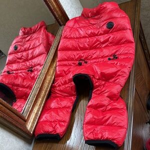 New w/out tag Pajar puffer 4 legged dog jacket.  Adjustable waist. Velcro.
